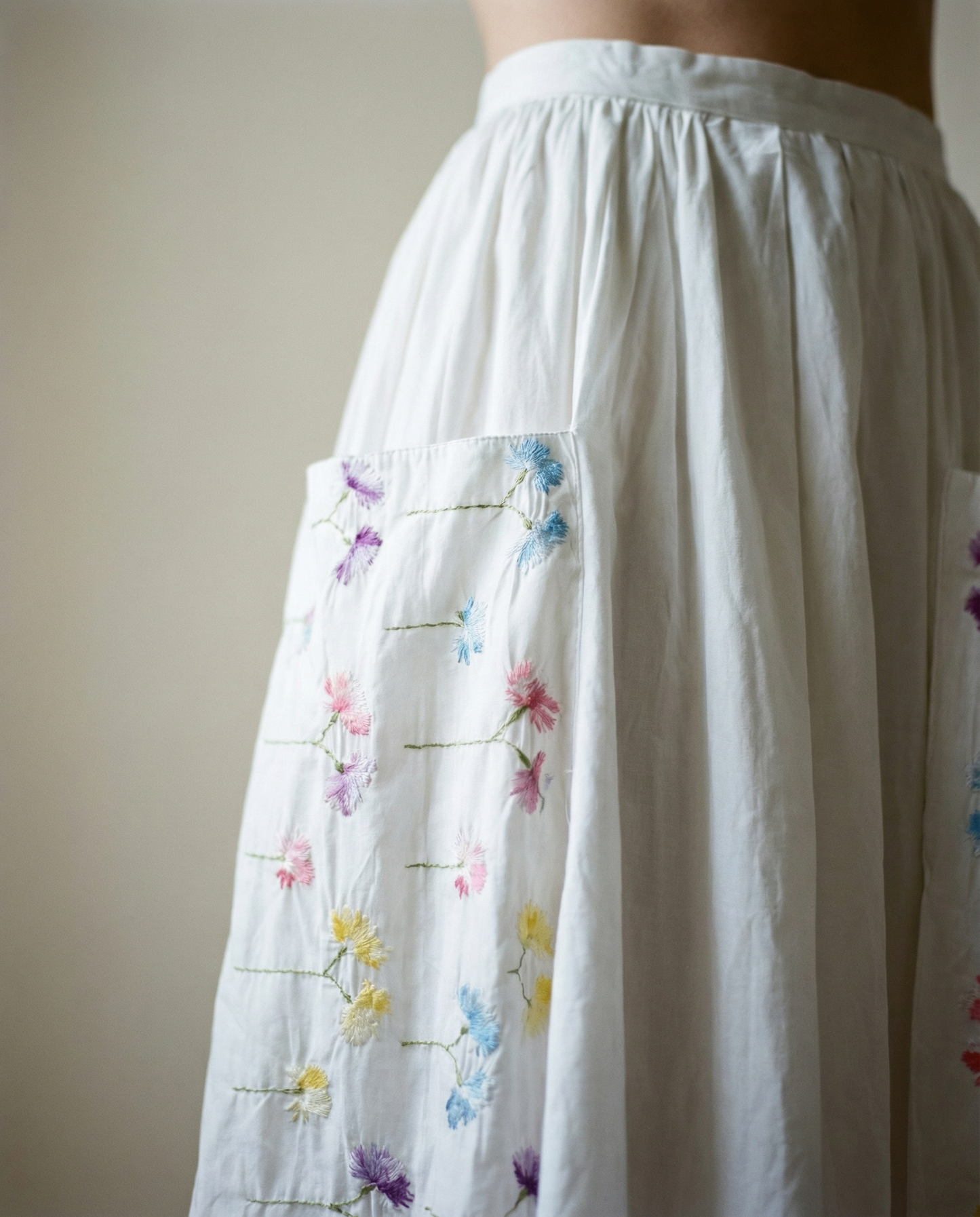 White Embroidered Pocket Midi Skirt – Small