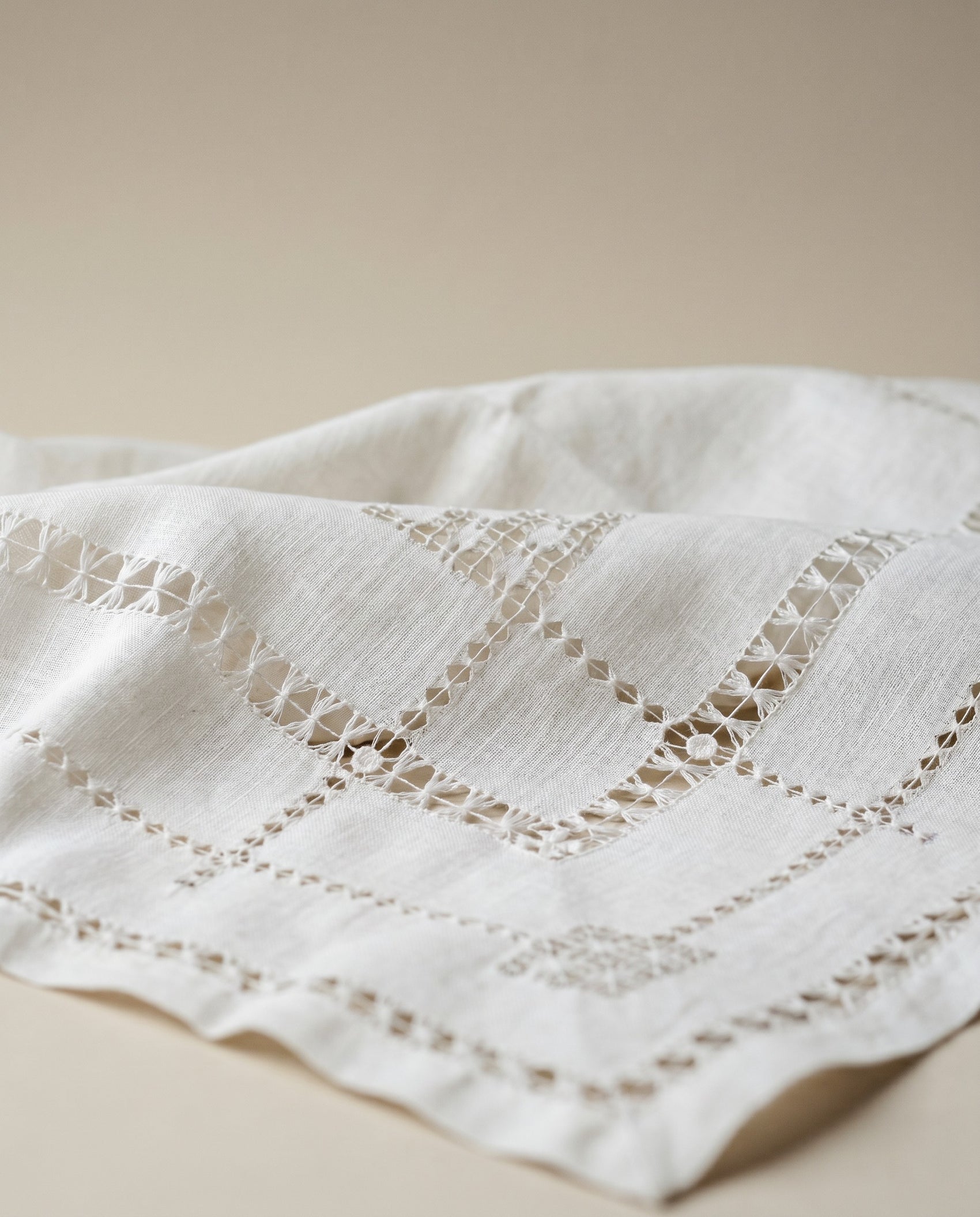 Vintage Linen Cutwork Tablecloth & Napkin Set (5 Piece Set)