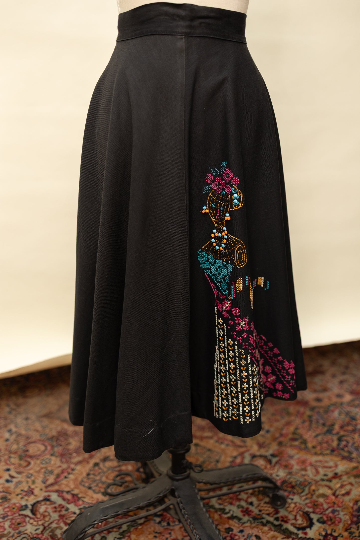 Vintage 1950s Mexican Circle Skirt – Hand-Embroidered Folk Art Design