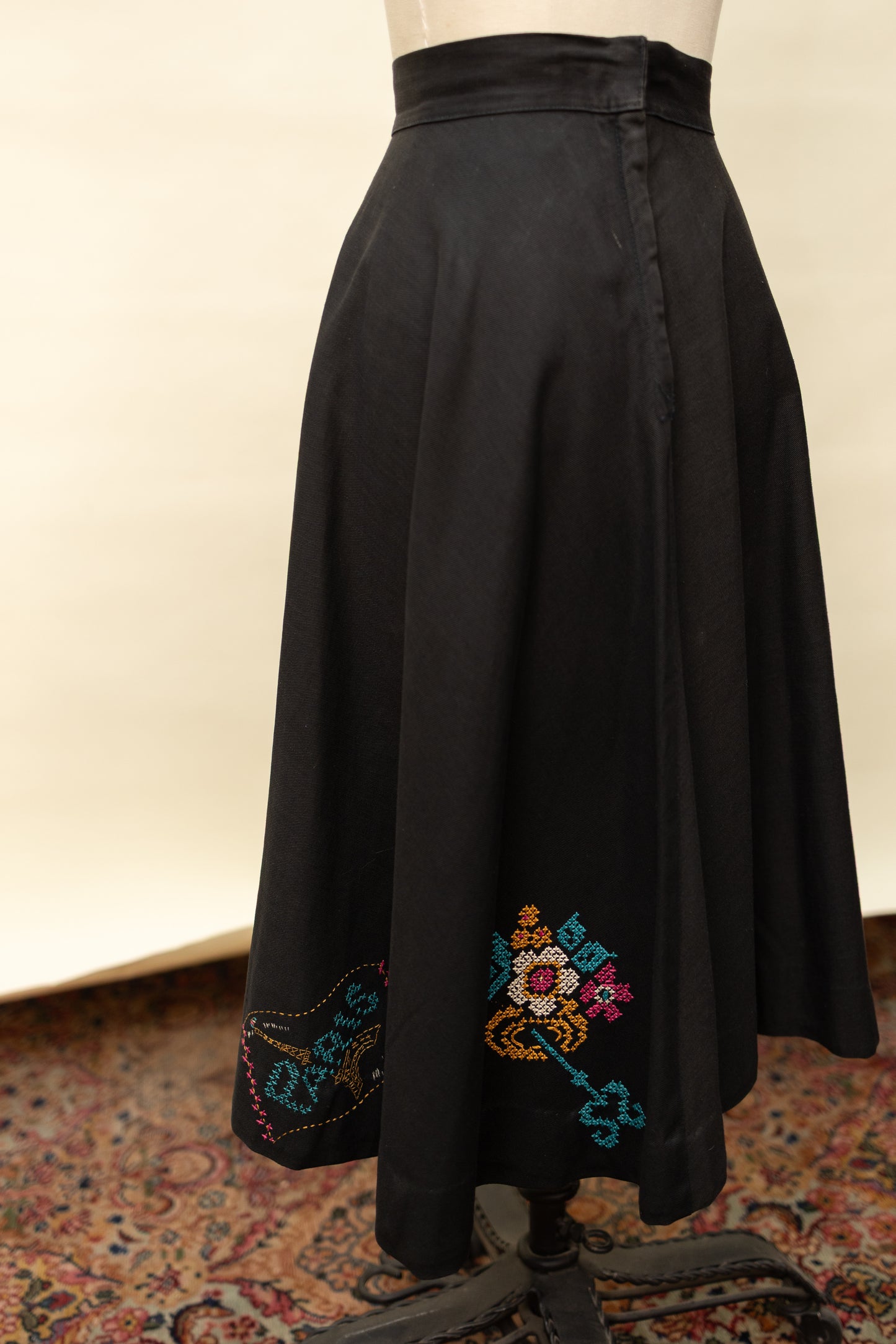 Vintage 1950s Mexican Circle Skirt – Hand-Embroidered Folk Art Design