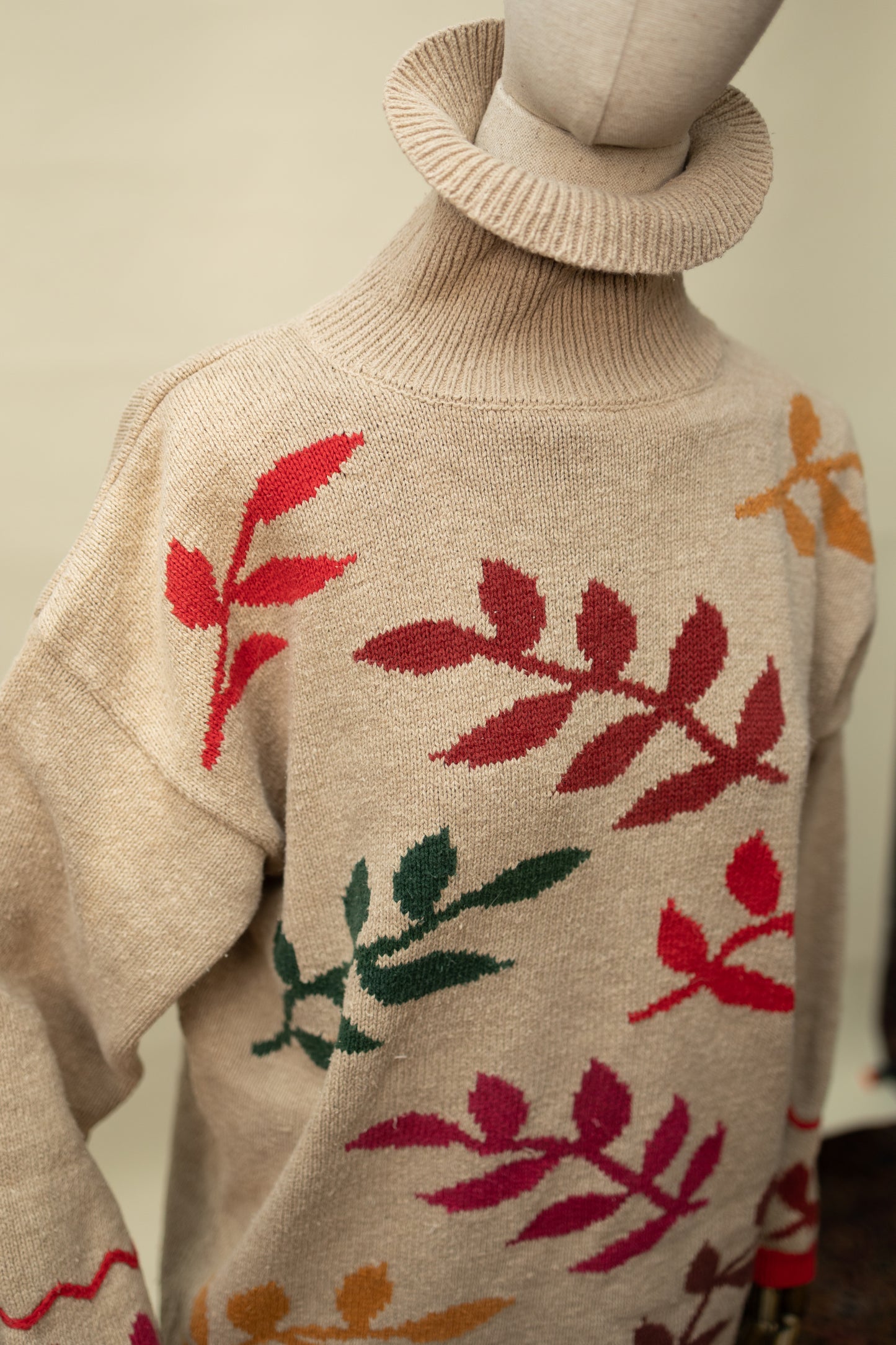 Vintage Leaf Pattern Turtleneck Sweater – 1980s Autumn Knit