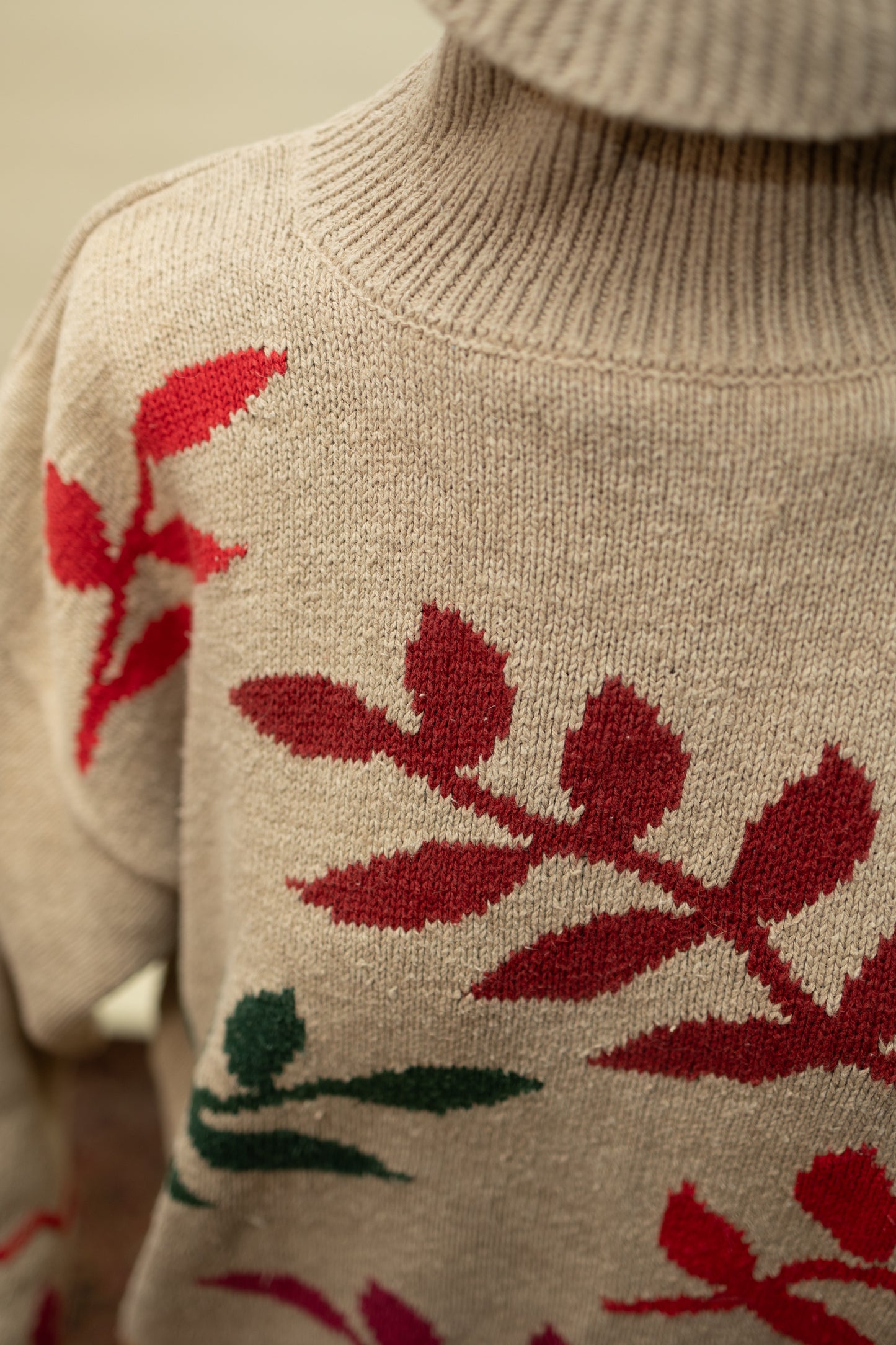 Vintage Leaf Pattern Turtleneck Sweater – 1980s Autumn Knit